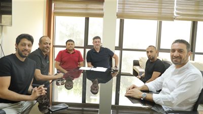 فيتوريا يجتمع اليوم مع معاونيه لإعلان قائمة المحترفين لمعسكر سبتمبر 