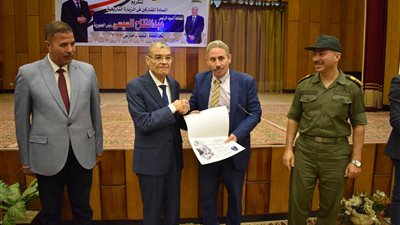  محافظ المنيا يكرم عددًا من التنفيذيين المشاركين في إنجاح زيارة الرئيس السيسي