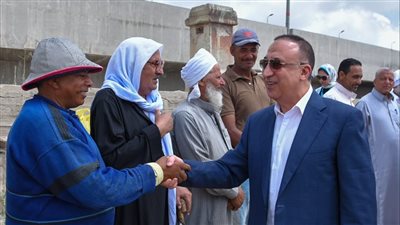 محافظ الإسكندرية يشارك بإلقاء 600 ألف زريعة أسماك بلطي في بحيرة مريوط (صور)