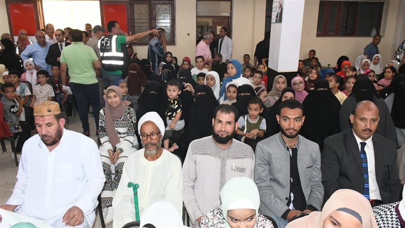 محافظ الفيوم يكرم