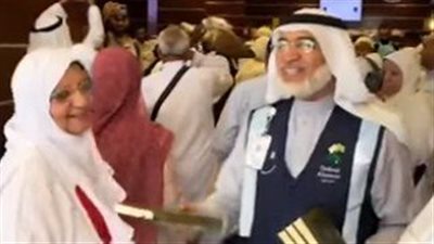 استقبال مؤثر للحجاج المصريين في المدينة بالورود والأغاني يثير الشجون (فيديو)