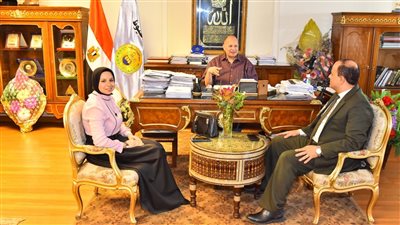 محافظ أسيوط يناقش العملية التعليمية والأنشطة المدرسية مع مدير مدرسة النيل