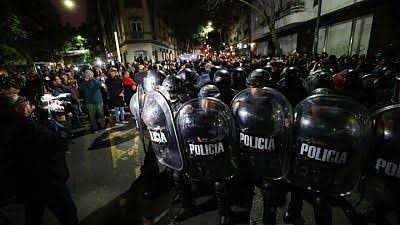 إصابة العشرات في اشتباكات بين المتظاهرين والشرطة بالأرجنتين