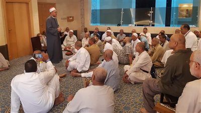 أئمة وواعظات الأوقاف يؤدون رسالتهم في توعية الحجاج