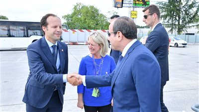 لحظة وصول السيسي باريس للمشاركة في القمة الدولية 