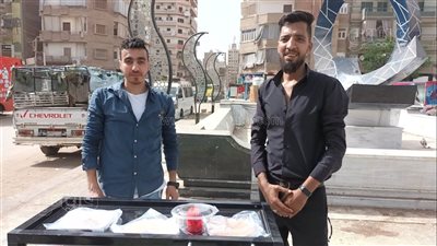 افتكرونا بنبيع عيش ناشف أو سجاير.. الصديقان بائعا الفريسكا بالمنيا: نجحنا في نقل التجربة من الإسكندرية إلى الصعيد (فيديو)