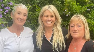 لقاء أختين بعد فراق دام 60 سنة.. والفضل لاختبار الحمض النووي