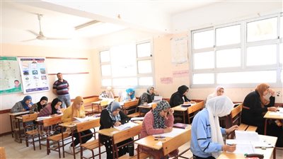 قلق على وجوه طلاب الثانوية بالغربية قبل دخول امتحان الكيمياء للعلمي والجغرافيا للأدبي (بث مباشر)