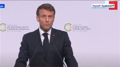  مغنية فرنسية تدعو لقتل ماكرون أمام الجمهور بعصا مزودة بالمسامير