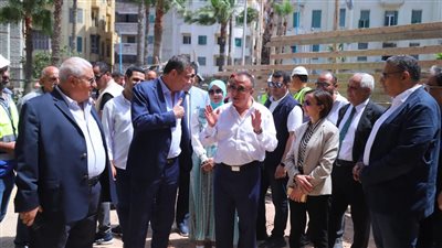 محافظ الإسكندرية ورئيس البنك الزراعي يسلمان مساعدات للأسر الأولى بالرعاية