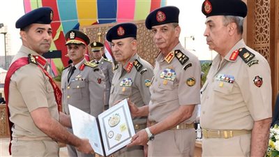 وزير الدفاع يشهد تخرج دورات جديدة من دارسي أكاديمية ناصر العسكرية
