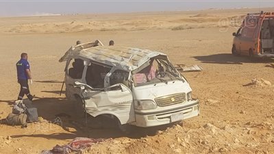 مصرع 4 وإصابة 3 في انقلاب ميكروباص بطريق سيوة