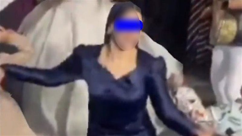 صاحبة الفستان الأزرق،