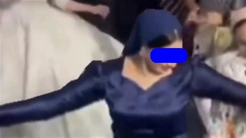 صاحبة الفستان الأزرق،