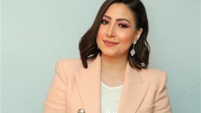 بوسي تتجاهل خبر القبض على زوجها وتروّج لأغنيتها الجديدة