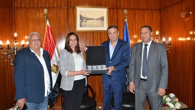 نائب محافظ البحيرة وممثلي البنك الزراعي يسلمان بونات مالية للأسر الأولى بالرعاية (صور)