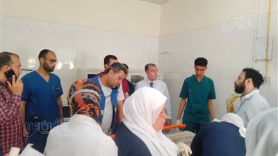 محافظ مطروح يطمأن على مصابي حادث انقلاب ميكروباص (صور)