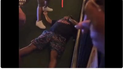 لحظة وفاة مغني أمريكي سقط على ظهره في المسرح