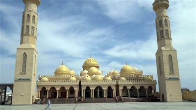 أبو الحسن الشاذلي والدهار والميناء الكبير أشهرها، مساجد وأضرحة البحر الأحمر