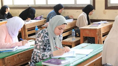 طلاب الثانوية الأزهرية عن امتحان الكيمياء: محتاج أحمد زويل عشان يحله (فيديو)