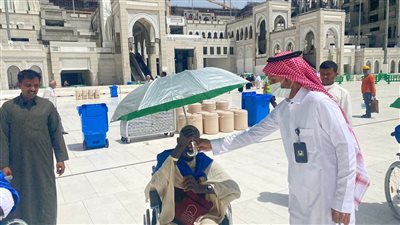 توزيع مظلات واقية من الشمس على الحجاج من ذوي الاحتياجات الخاصة (صور) 