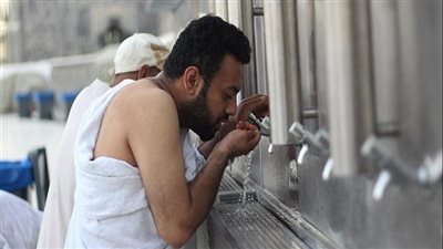 تفسير رؤيا شرب ماء زمزم في المنام وعلاقته بالتخلص من الأحزان والهموم 