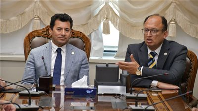 أشرف صبحي يلتقي رئيس جامعة حلوان لبحث استعدادات أسبوع شباب الجامعات 