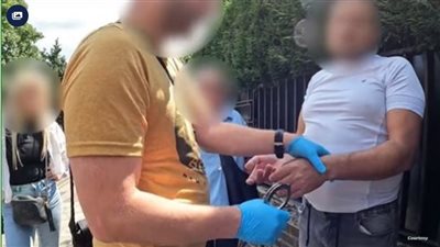 لحظة اعتقال مصري في بريطانيا يشتبه تورطه في رحلات الموت عبر البحر المتوسط (فيديو)