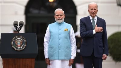 زلة جديدة.. شاهد ماذا فعل بايدن أثناء النشيد الوطني الهندي (فيديو)