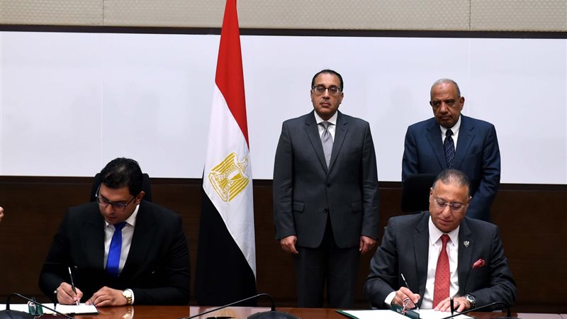 جانب من توقيع الاتفاق،