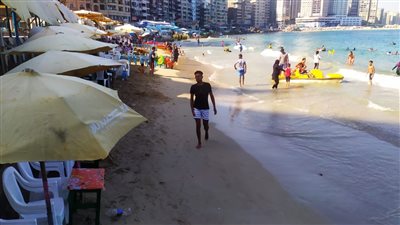 أسعار شواطئ الإسكندرية، والشماسي تبدأ من 5 جنيهات وتصل لـ150 جنيها