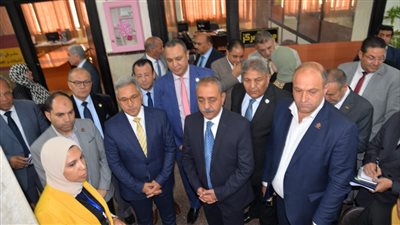 محافظ الإسماعيلية يتفقد وحدة المتغيرات المكانية بالديوان العام (صور)