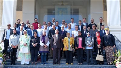 محافظ الإسكندرية يلتقي عددًا من ممثلي المجتمع المدني لجروبات الواتس آب الخدمية