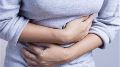 منها عسر الهضم والغثيان، أعراض ومضاعفات قرحة المعدة