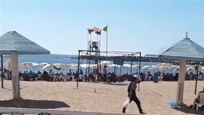 إقبال متوسط على شواطئ الإسكندرية ورفع الرايات الخضراء (فيديو)