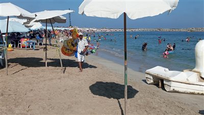 رفع الرايات الحمراء في شواطئ غرب الإسكندرية (صور)