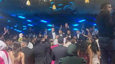حكيم يختتم آخر فقرات حفل زفاف ابنة خالد صلاح بـ