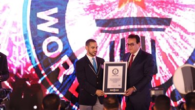 وزير الصحة يتسلم وثيقة من موسوعة جينيس بتحقيق رقم قياسي للتوعية بالسرطان في العالم