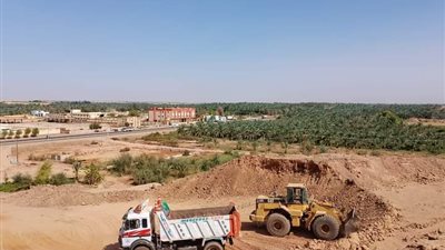 على مساحة ١٢ فدانا، بدء أعمال الإنشاءات بمشروع المدينة الشبابية بالوادي الجديد 