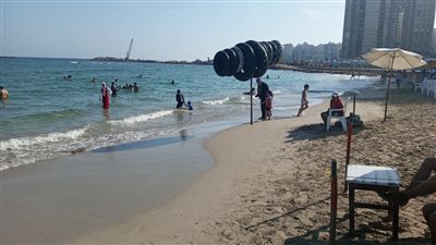 استمرار رفع الرايات الخضراء فى شواطئ شرق وغرب الإسكندرية 