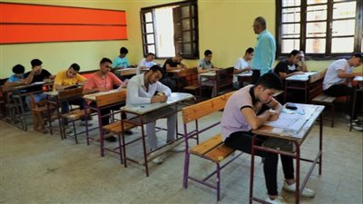 طلاب الثانوية العامة 2023 يؤدون امتحان الكيمياء والجغرافيا، اليوم 