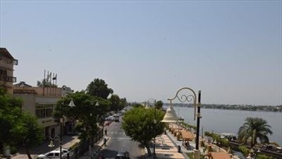 الداودي يعاين موقع الكورنيش الجديد غرب مدينة قنا 