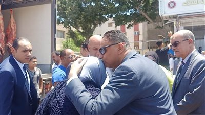 قابلته بالدعاء وقبل رأسها، تفاصيل لقاء محافظ الدقهلية وسيدة أمام منفذ لبيع اللحوم (صور) 
