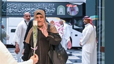 السعودية تستقبل الحجاج ذوي الشهداء والمصابين الفلسطينيين بالورود 