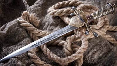 تفسير رؤيا الخنجر في المنام وعلاقتها بأرباح كثيرة في المستقبل القريب