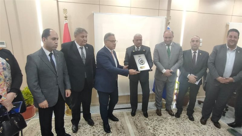 تسليم درع محافظة