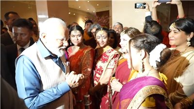 رئيس الوزراء الهندي يبدي إعجابه بطفلة مصرية تغني أغنية هندية في استقباله (فيديو) 