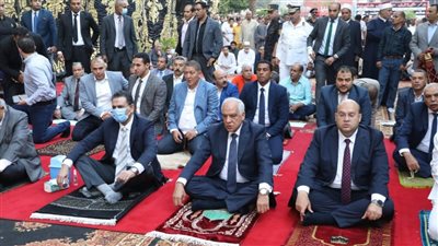 محافظ الجيزة يؤدي صلاة عيد الأضحى بمسجد مصطفى محمود