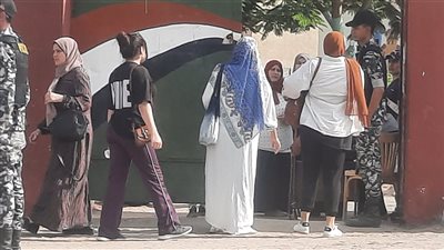 طلاب الثانوية العامة بالإسماعيلية يتوافدون لأداء امتحاني الكيمياء والجغرافيا 