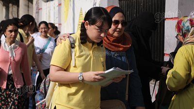 بدء توافد طلاب الثانوية العامة على اللجان لأداء امتحاني الكيمياء والجغرافيا (فيديو وصور)